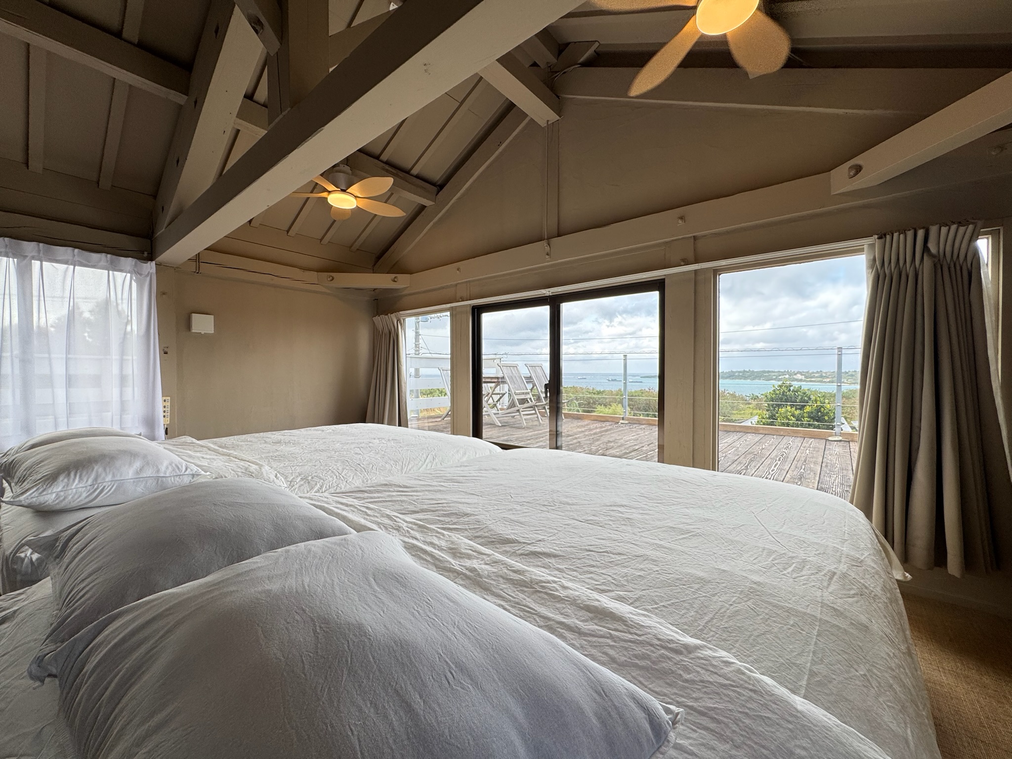 海を望む寝室